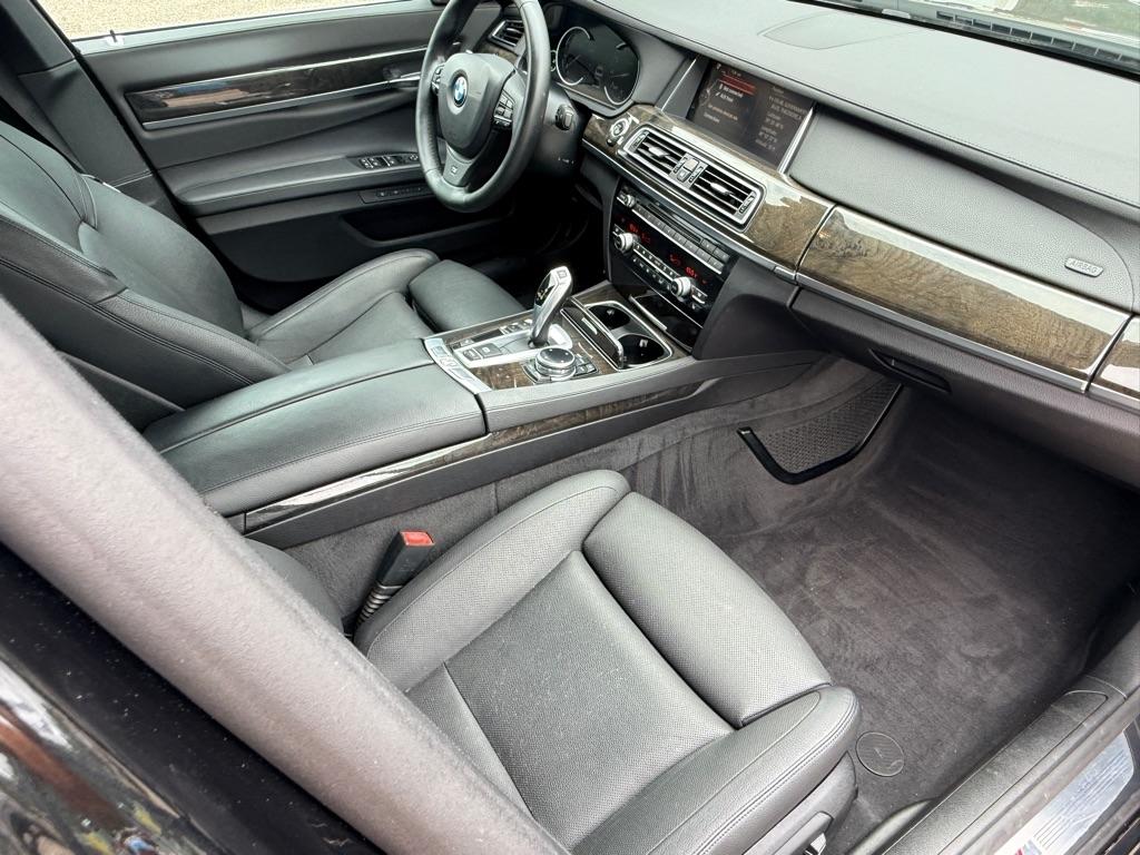 BMW 7 Series 4dr Sdn 740Li RWD 2015