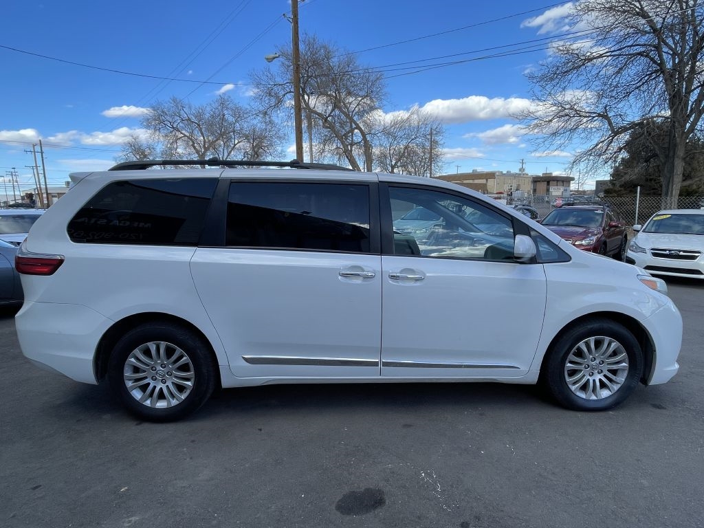 Toyota Sienna XLE FWD 8-Passenger V6 2016 Toyota Sienna XLE FWD 8-Passenger V6 2016