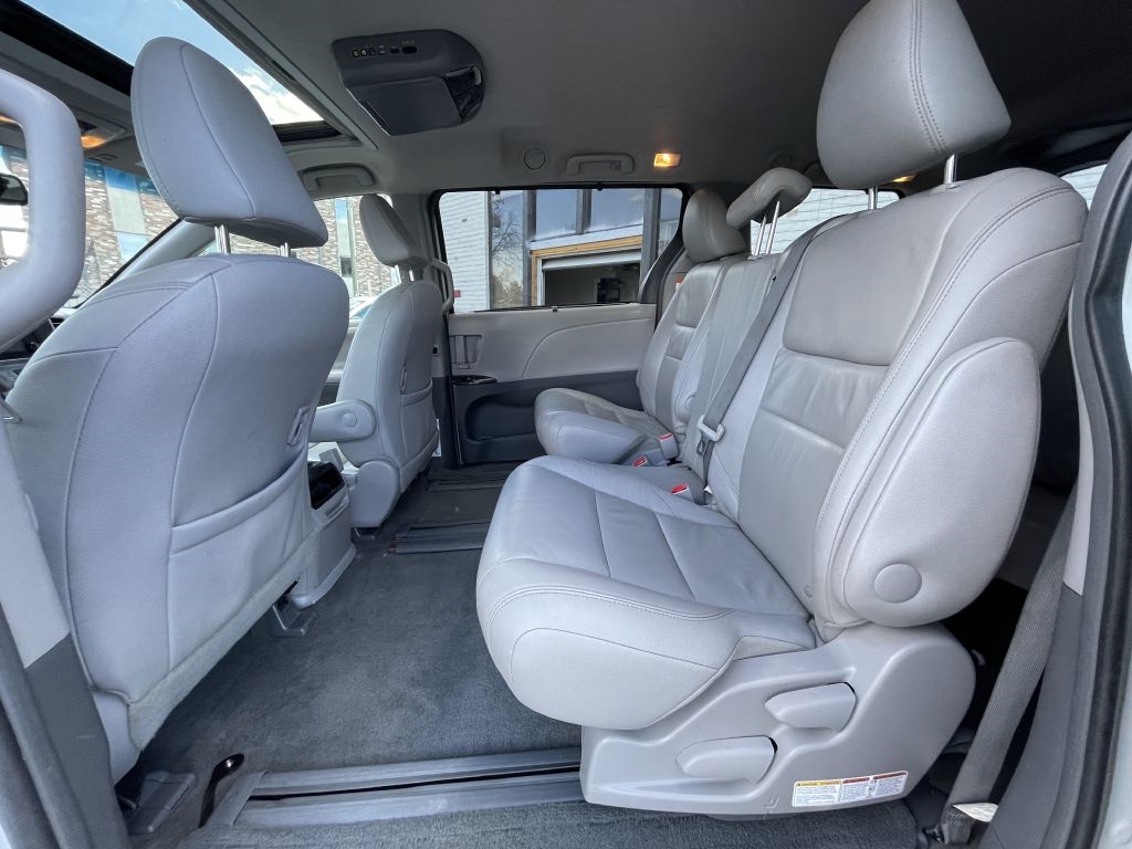 Toyota Sienna XLE FWD 8-Passenger V6 2016 Toyota Sienna XLE FWD 8-Passenger V6 2016