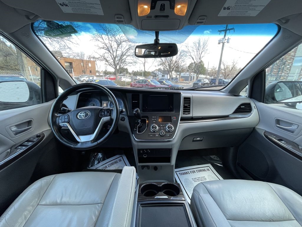 Toyota Sienna XLE FWD 8-Passenger V6 2016 Toyota Sienna XLE FWD 8-Passenger V6 2016