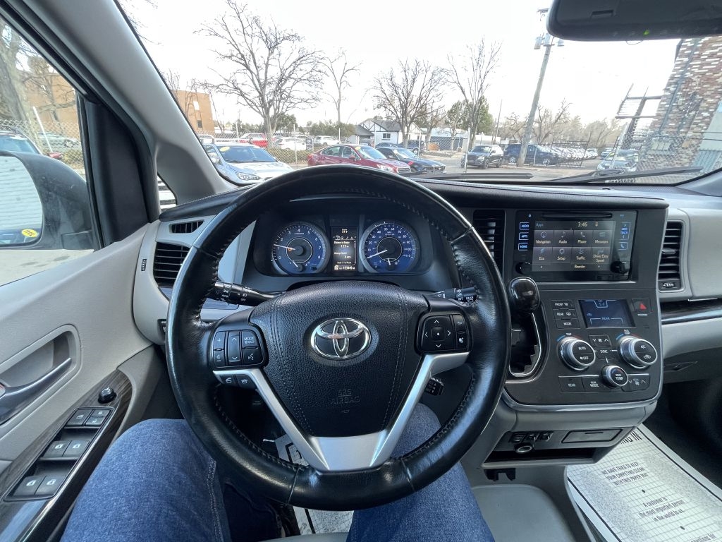 Toyota Sienna XLE FWD 8-Passenger V6 2016 Toyota Sienna XLE FWD 8-Passenger V6 2016