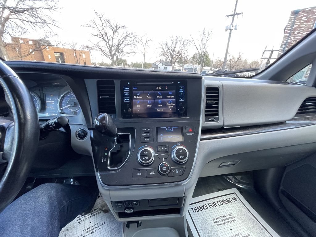 Toyota Sienna XLE FWD 8-Passenger V6 2016 Toyota Sienna XLE FWD 8-Passenger V6 2016