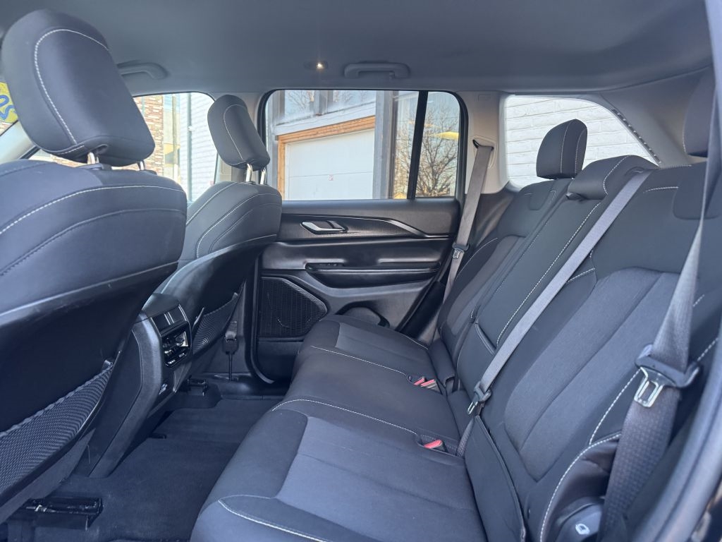 Jeep Grand Cherokee Laredo 4WD 2024