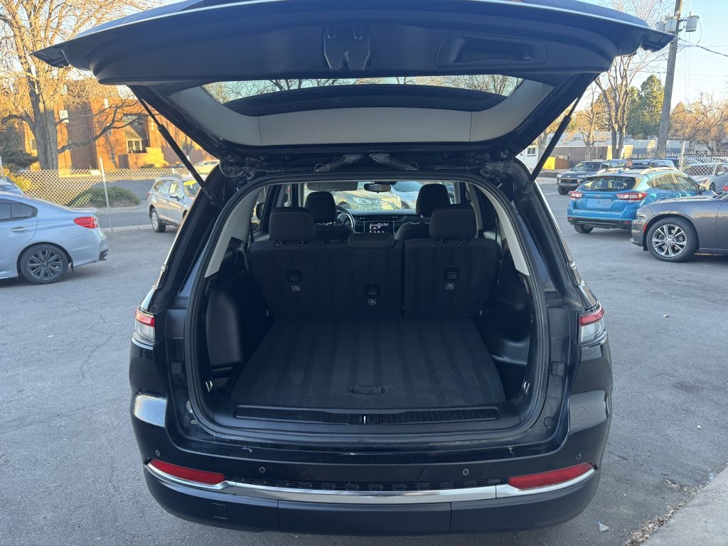 Jeep Grand Cherokee Laredo 4WD 2024