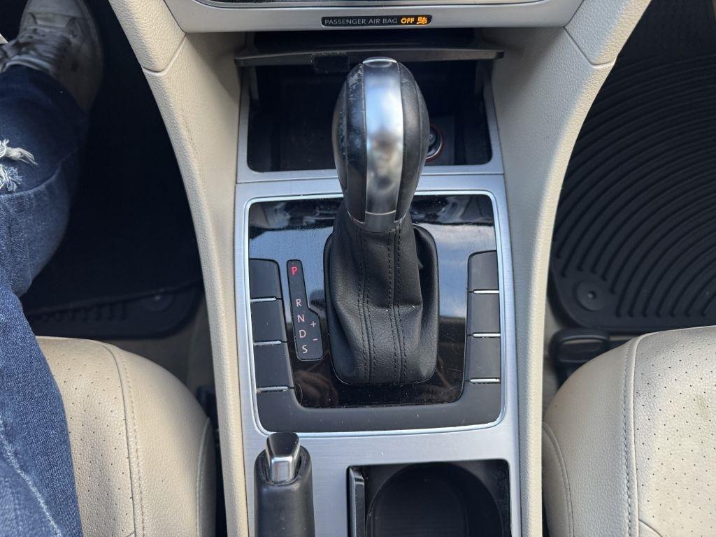 Volkswagen Passat 2.5L SE AT 2012