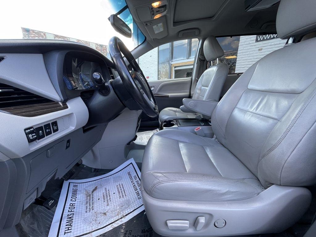 Toyota Sienna XLE FWD 8-Passenger V6 2016