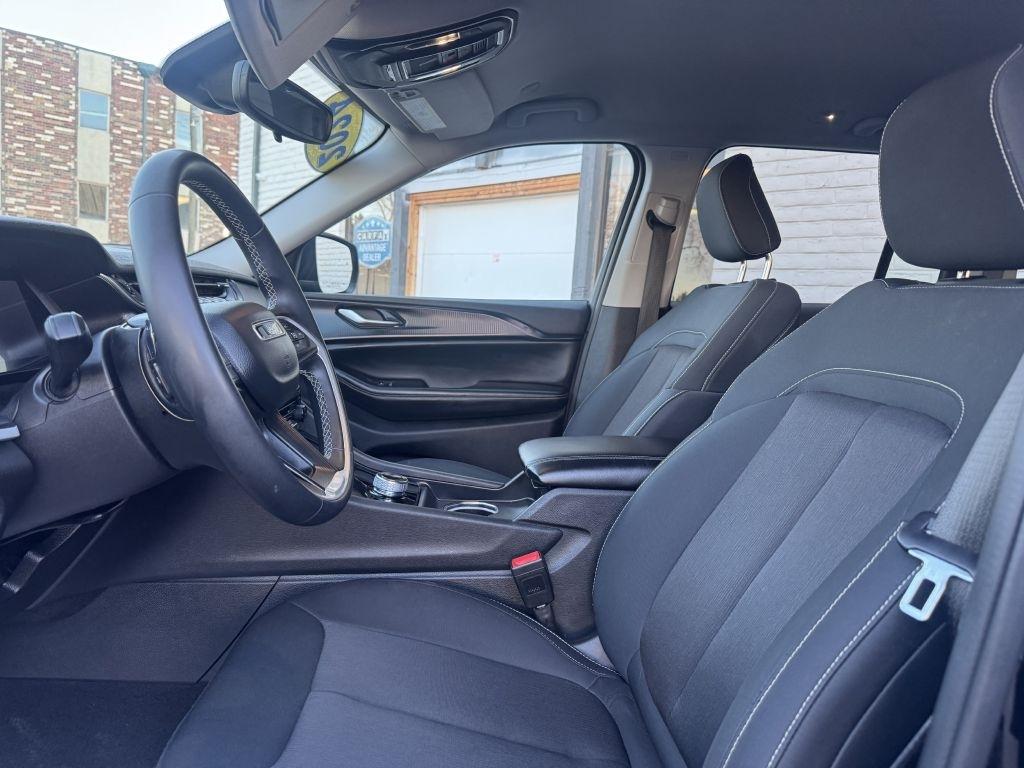 Jeep Grand Cherokee Laredo 4WD 2024