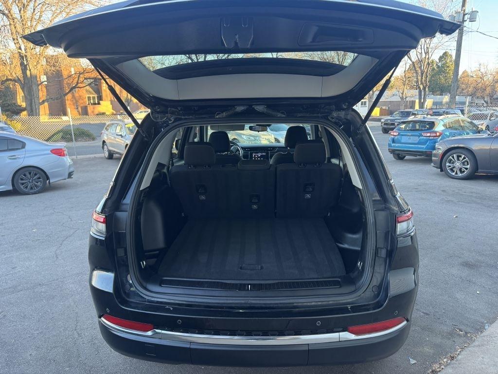 Jeep Grand Cherokee Laredo 4WD 2024