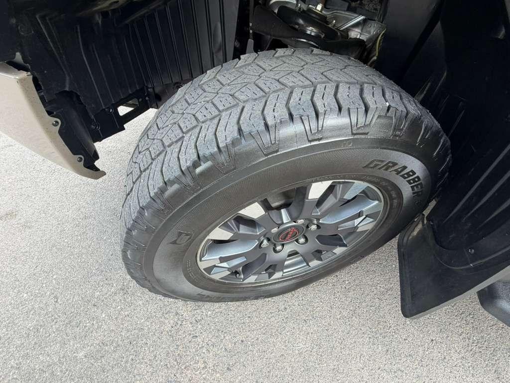 Nissan Titan XD SL Crew Cab 4WD 2023