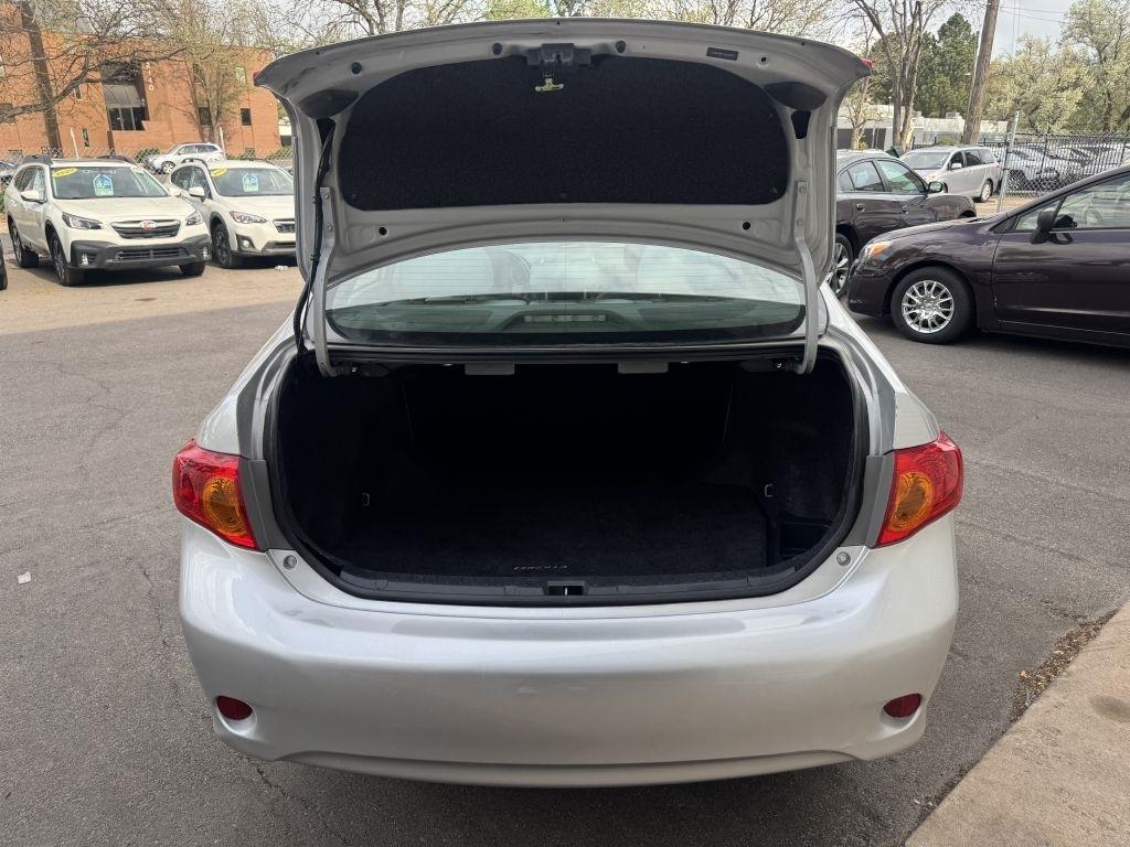 Toyota Corolla Base 5-Speed MT 2010