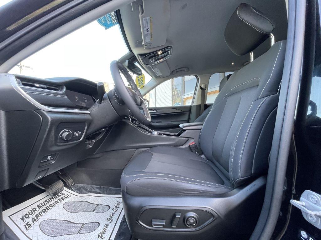Jeep Grand Cherokee L Laredo 4WD 2023