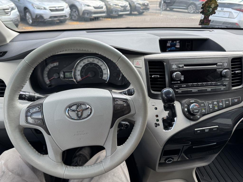 Toyota Sienna FWD 7-Passenger V6 2013
