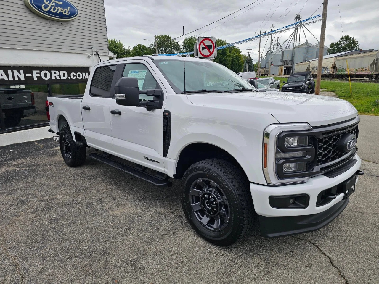 Ford F-250 SD XL Crew Cab 4WD 2025