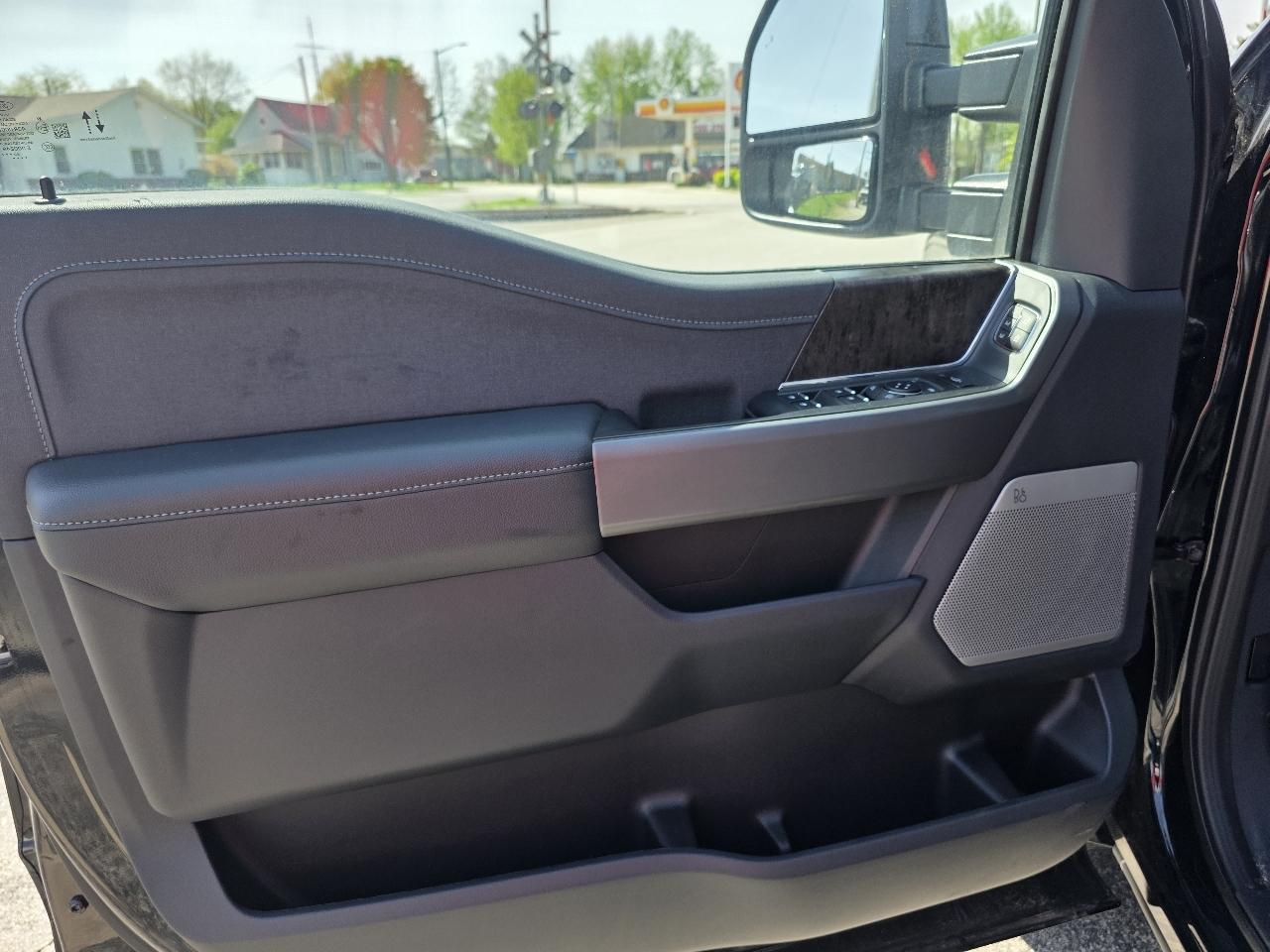 Ford F-350 SD Lariat Crew Cab 4WD 2026