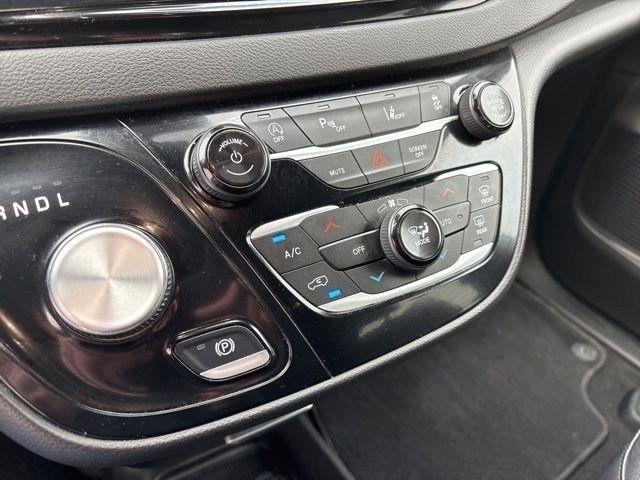 Chrysler Pacifica Select 2025