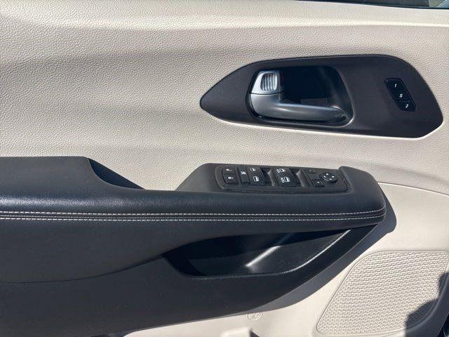 Chrysler Pacifica Touring L 2024