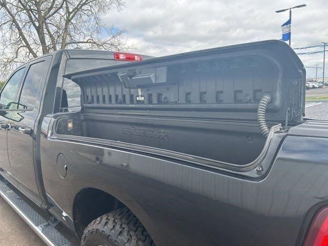 RAM 1500 SLT Quad Cab 4WD 2017