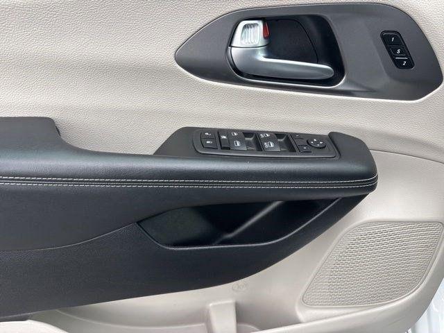 Chrysler Pacifica Touring L 2023