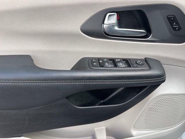 Chrysler Pacifica Touring L 2023