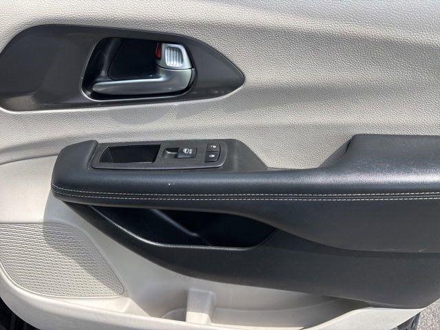 Chrysler Pacifica Touring L 2023