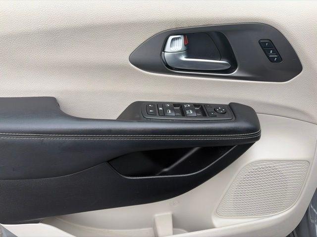 Chrysler Pacifica Touring L 2023