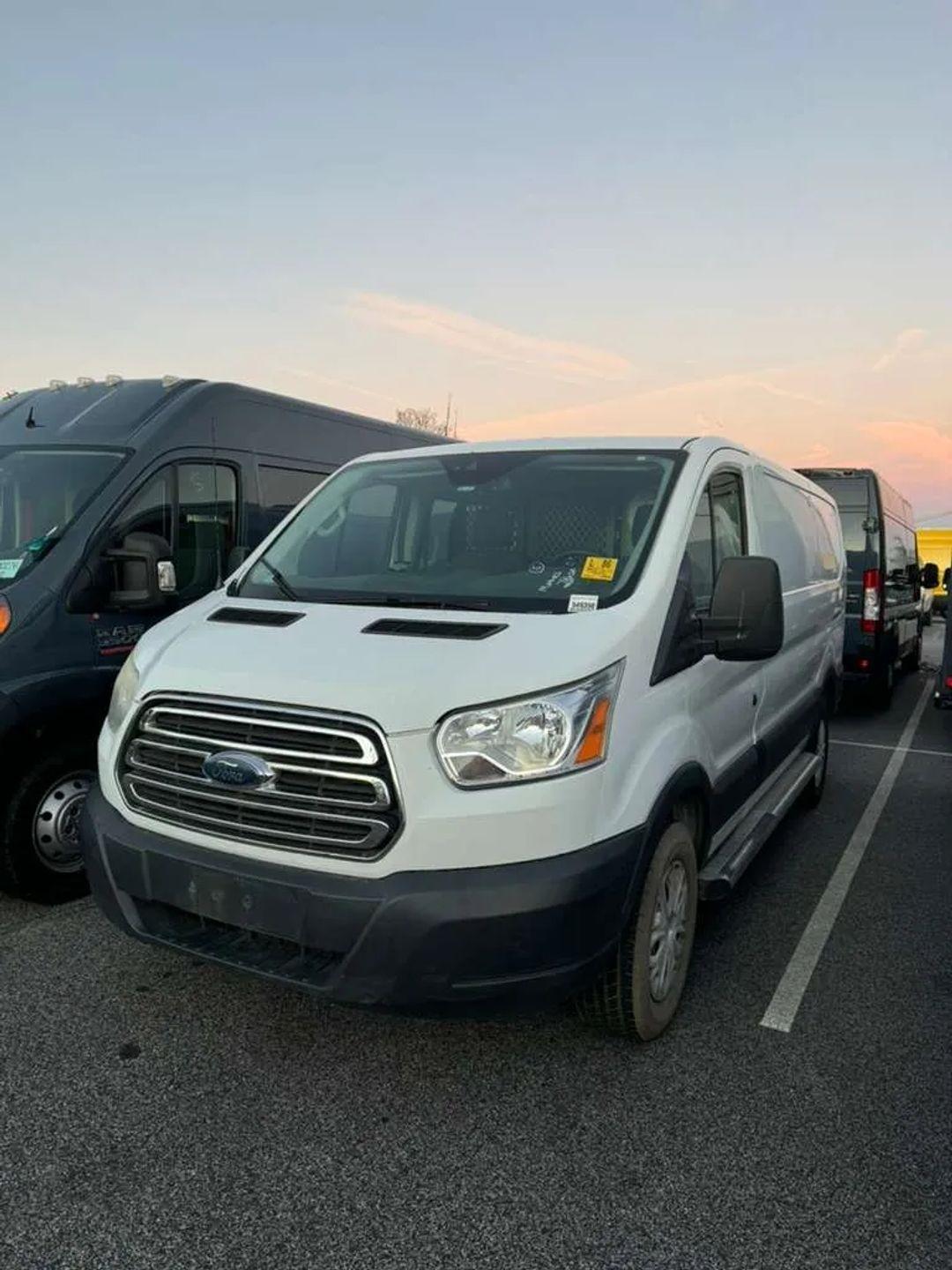 Ford Transit 250 Van Low Roof w/Sliding Pass. 130-in. WB 2017