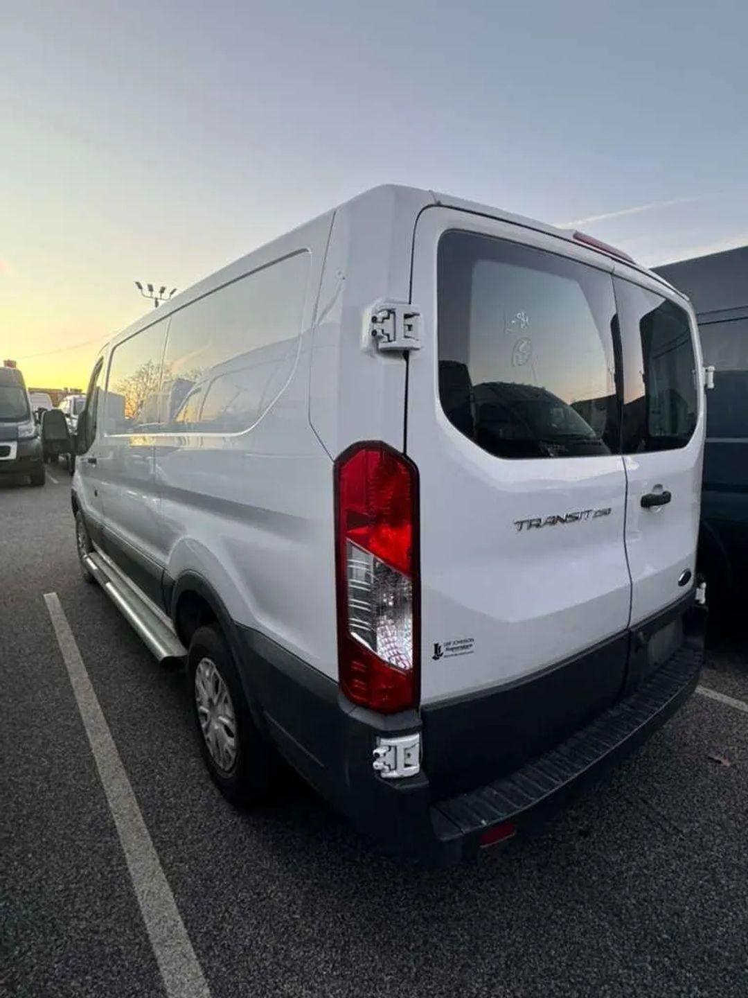 Ford Transit 250 Van Low Roof w/Sliding Pass. 130-in. WB 2017