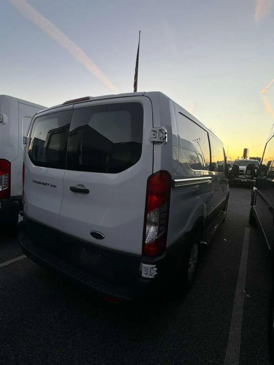 Ford Transit 250 Van Low Roof w/Sliding Pass. 130-in. WB 2017