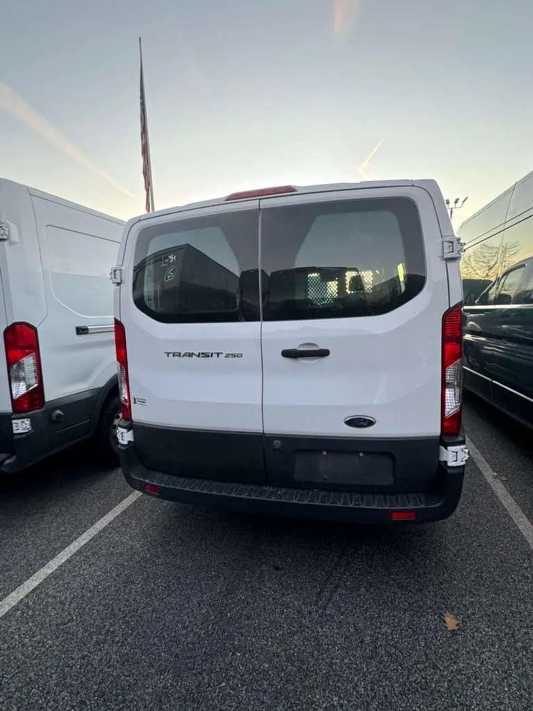 Ford Transit 250 Van Low Roof w/Sliding Pass. 130-in. WB 2017