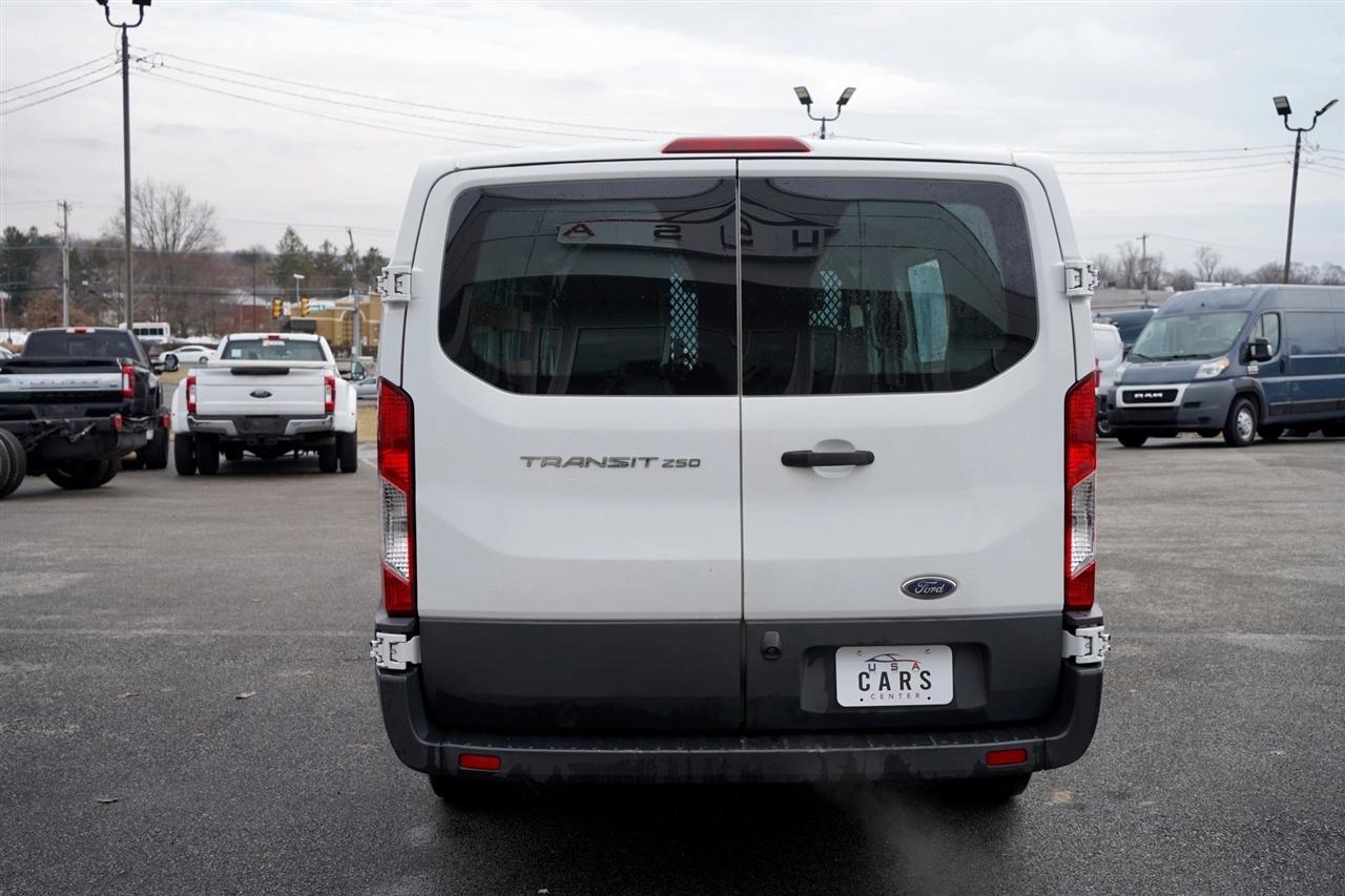 Ford Transit 250 Van Low Roof w/Sliding Pass. 130-in. WB 2017