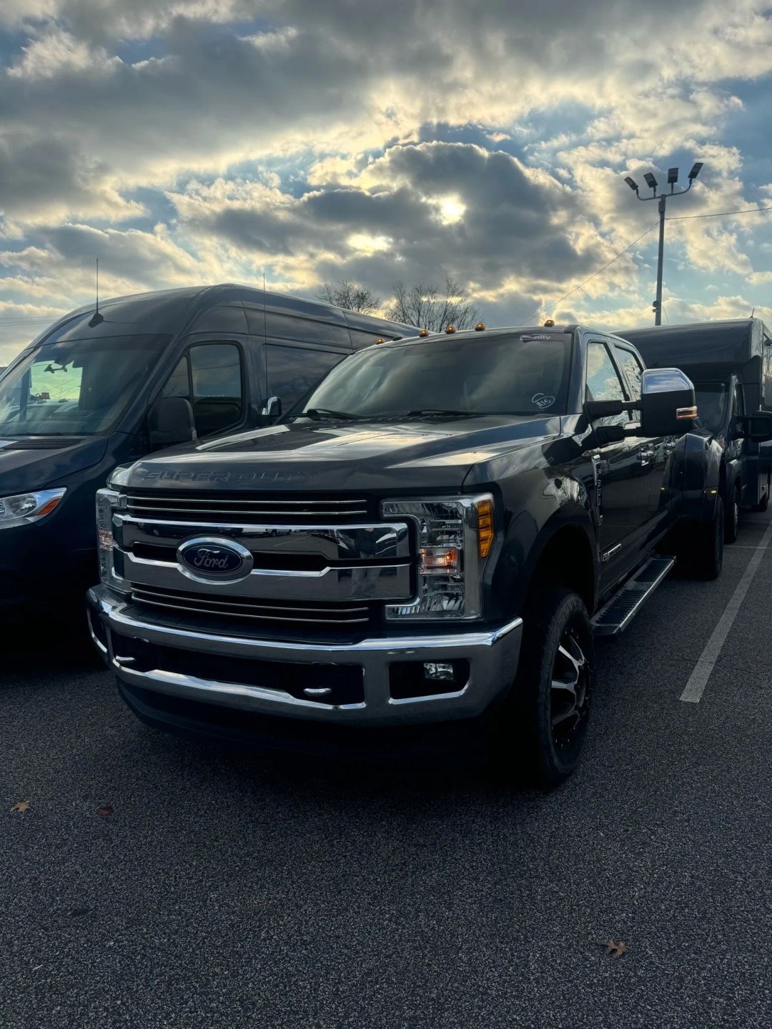 2017 Ford F-350 Super Duty Lariat's photo