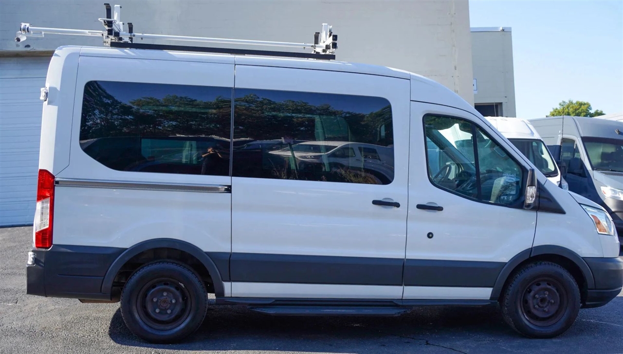 Ford Transit 150 Wagon Med. Roof XLT w/Sliding Pass. 130-in. WB 2017