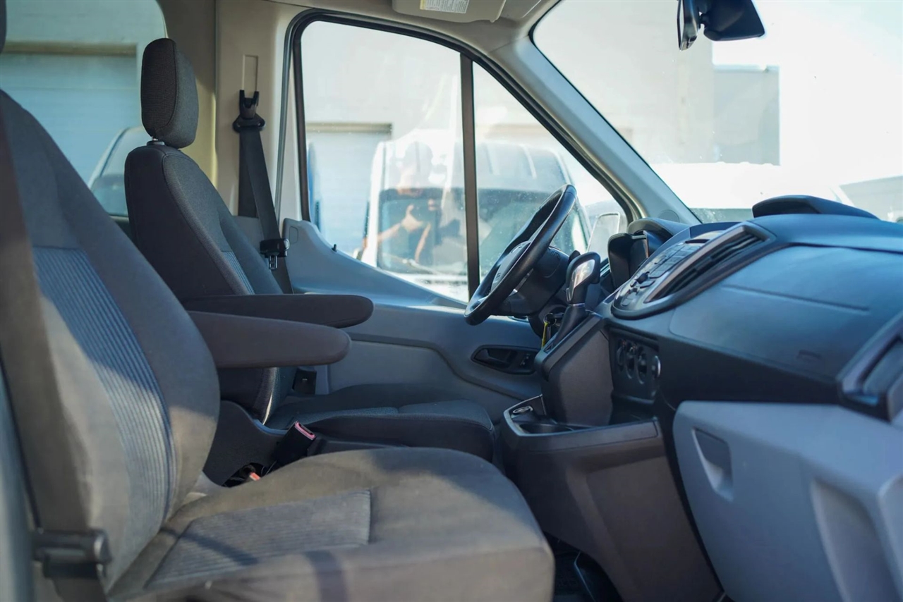 Ford Transit 150 Wagon Med. Roof XLT w/Sliding Pass. 130-in. WB 2017