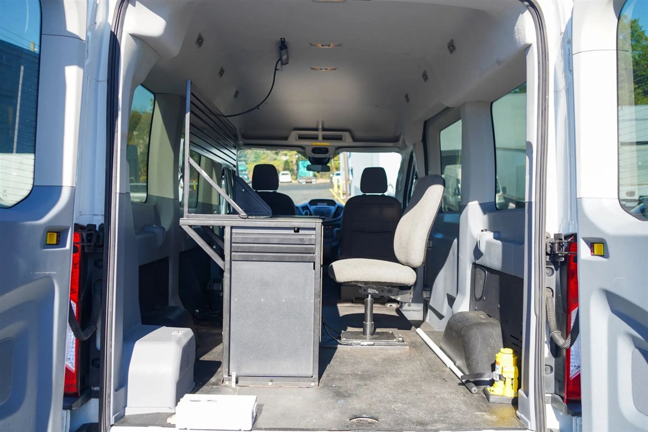 Ford Transit 150 Wagon Med. Roof XLT w/Sliding Pass. 130-in. WB 2017