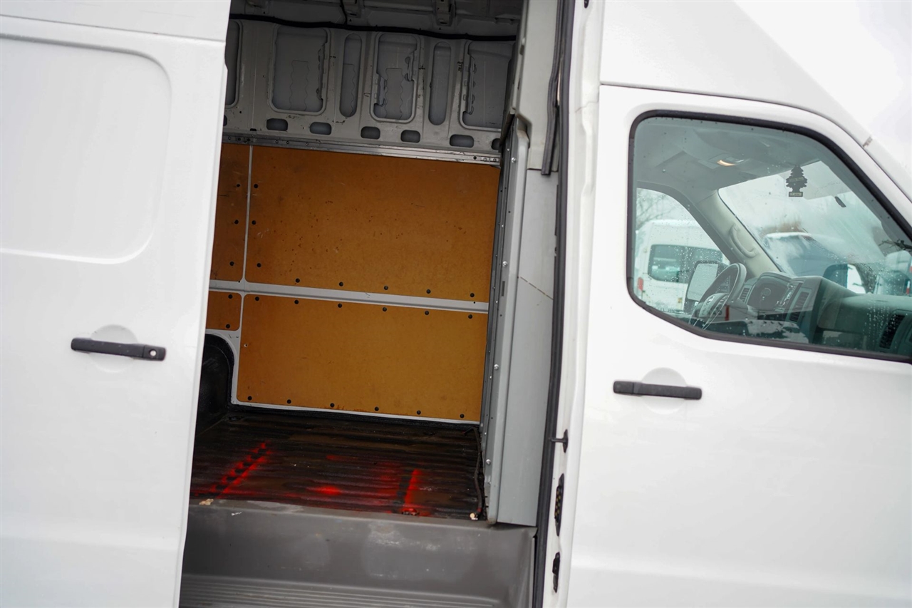 Nissan NV Cargo 2500 HD SV V8 High Roof 2018