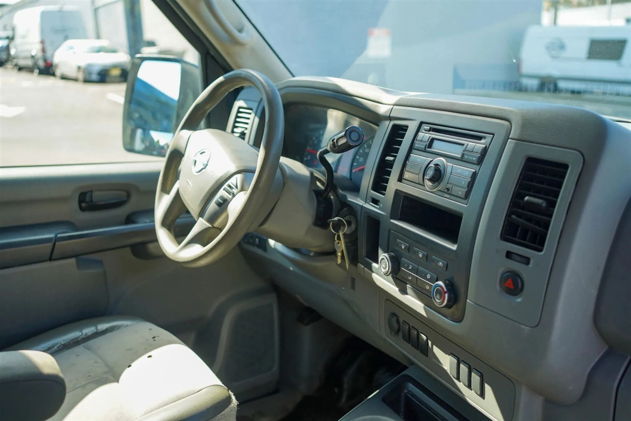 Nissan NV Cargo 2500 HD S V6 2017