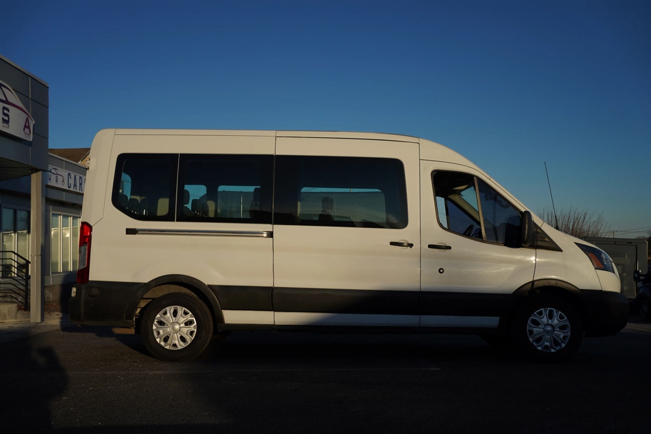 Ford Transit 350 Wagon Med. Roof XLT w/Sliding Pass. 148-in. WB 2019