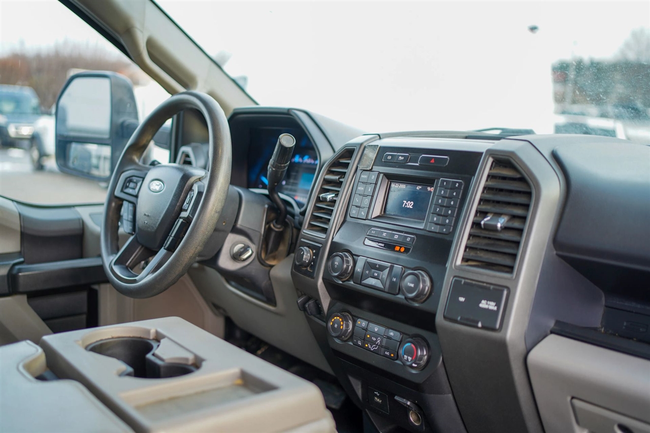 Ford F-350 SD XL Crew Cab Long Bed DRW 4WD 2022