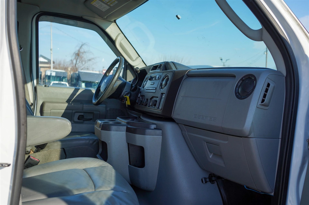 Ford Econoline E-350 Super Duty Extended 2013