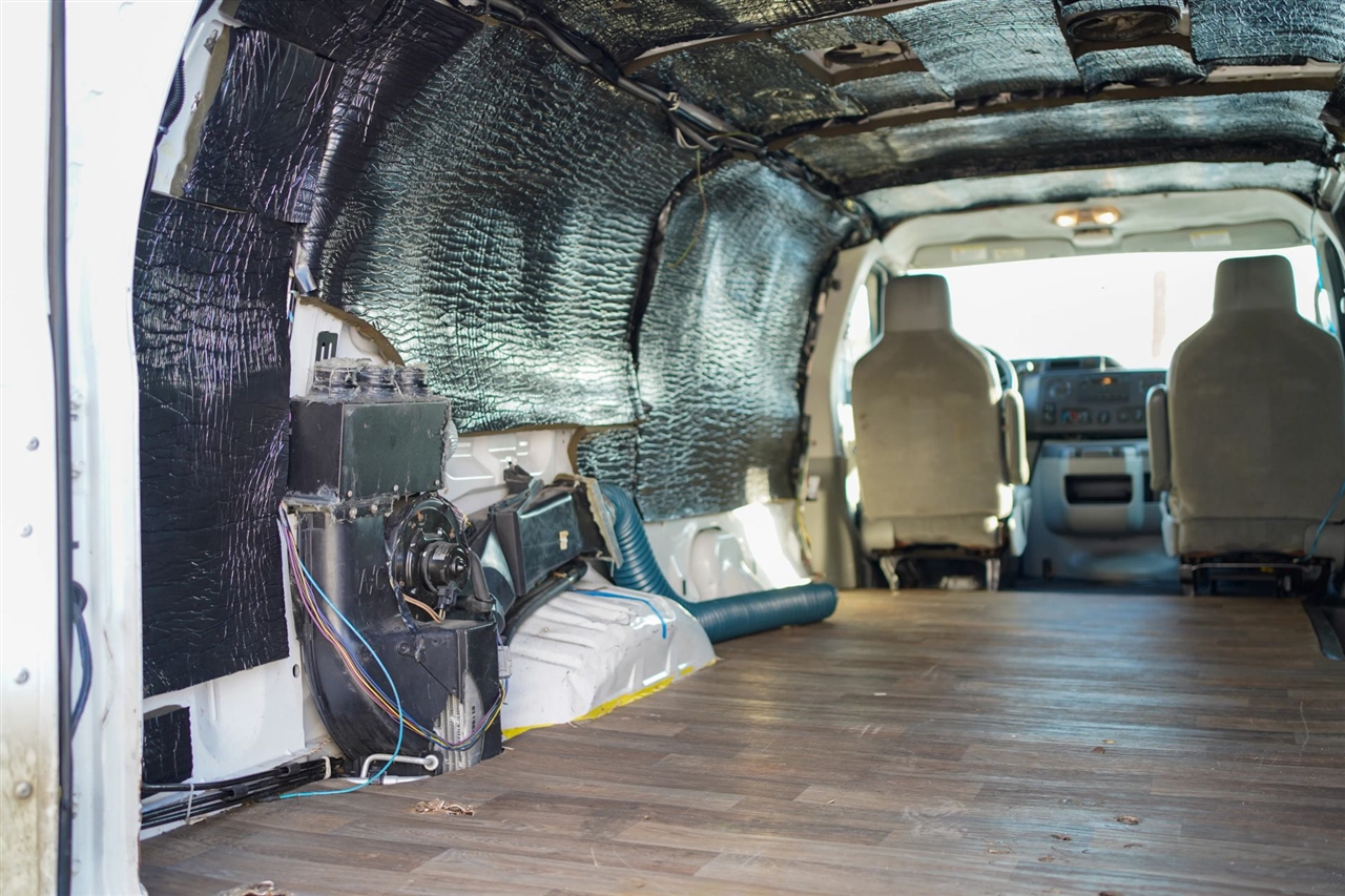 Ford Econoline E-350 Super Duty Extended 2013