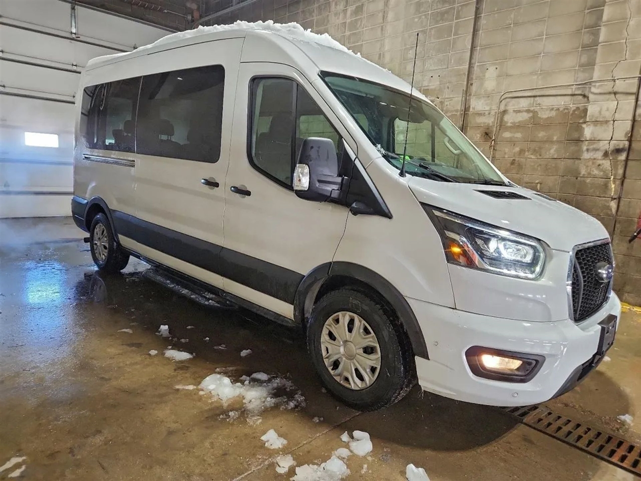 Ford Transit 350 Wagon Med. Roof XL w/Sliding Pass. 148-in. WB 2023