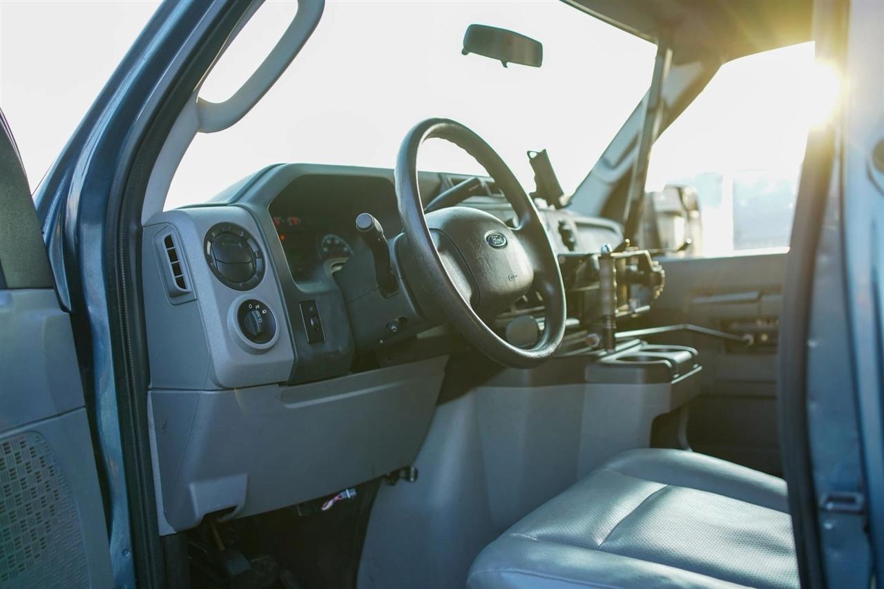 Ford Econoline E-350 Super Duty Extended 2014