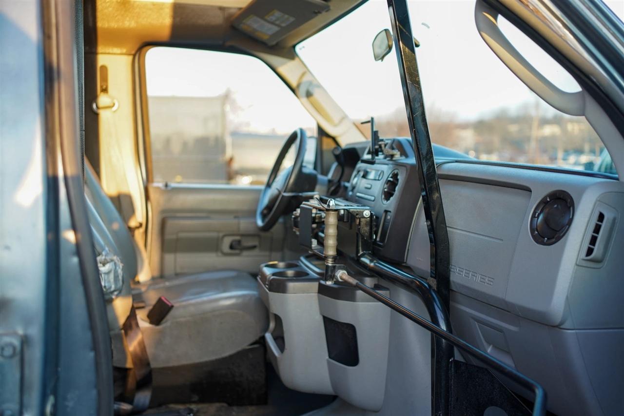 Ford Econoline E-350 Super Duty Extended 2014