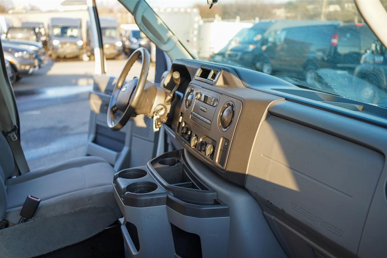 Ford Econoline E-350 Super Duty Extended 2014