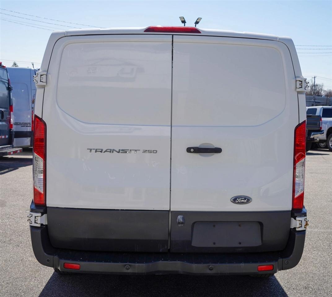 Ford Transit 250 Van Low Roof w/Sliding Pass. 130-in. WB 2018