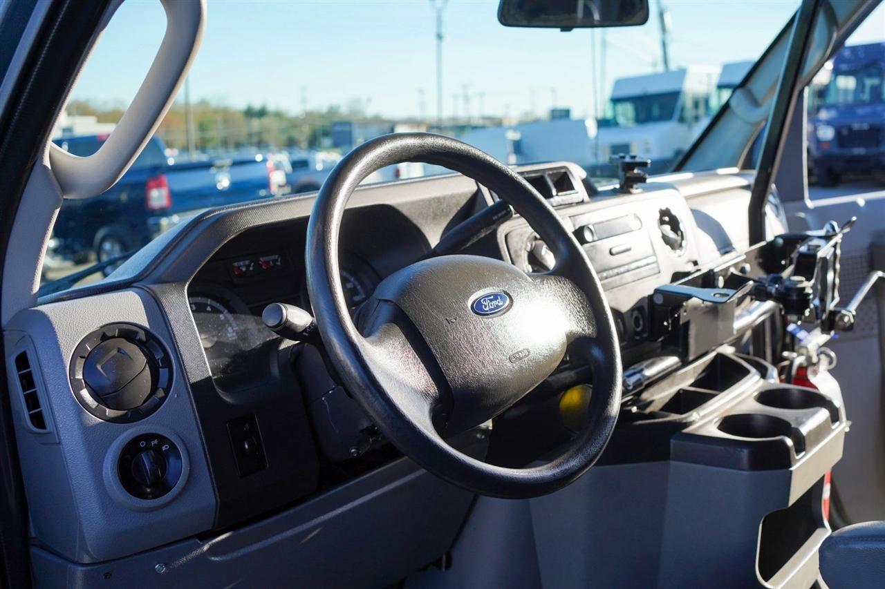 Ford Econoline E-350 Super Duty Extended 2014