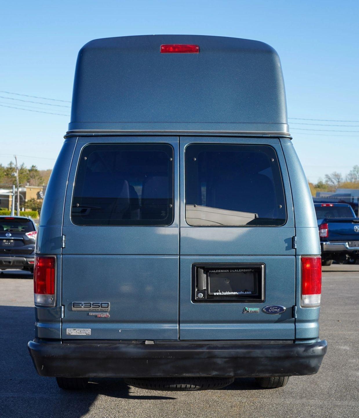 Ford Econoline E-350 Super Duty Extended 2014
