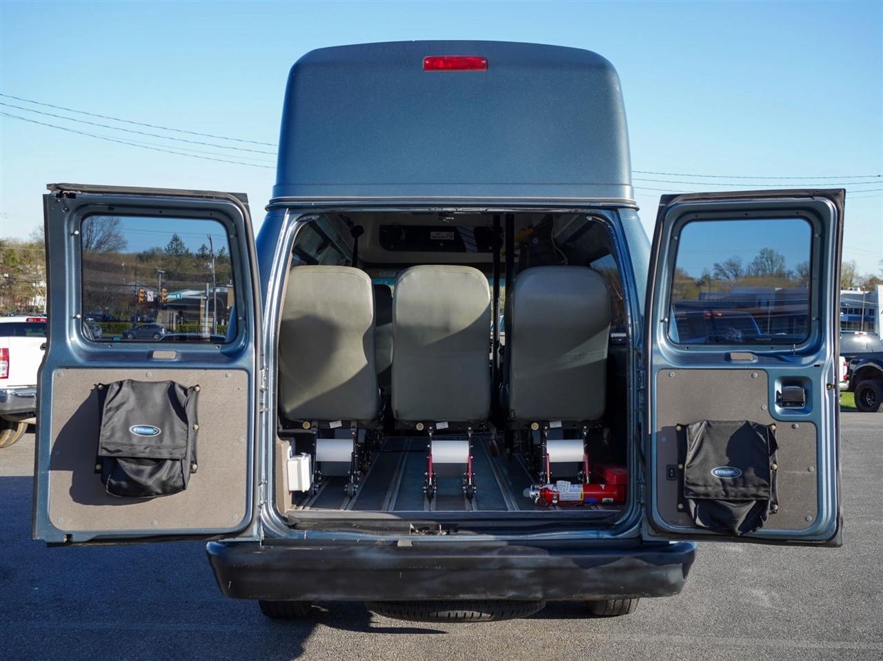 Ford Econoline E-350 Super Duty Extended 2014