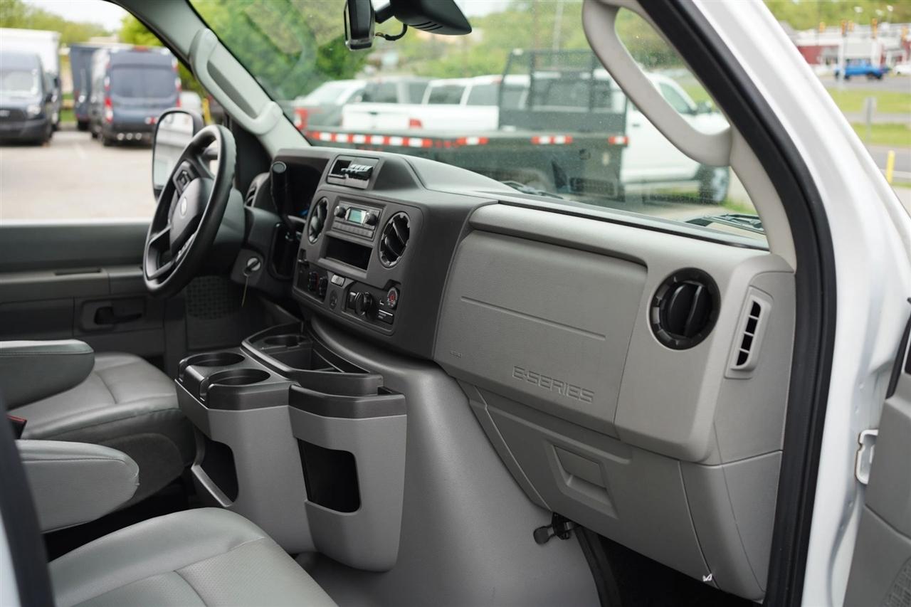 Ford Econoline E-350 Super Duty 2024