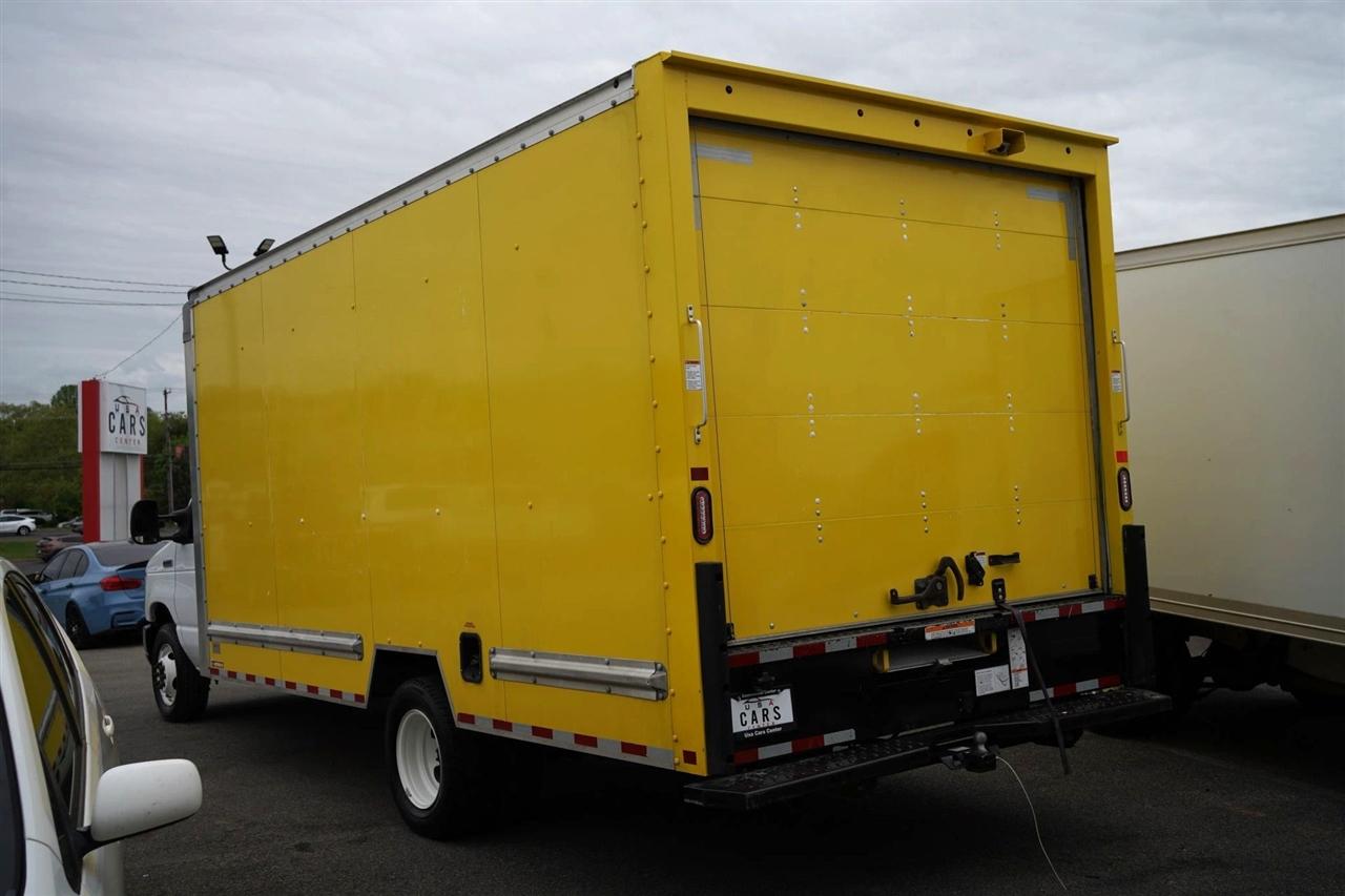 Ford Econoline E-350 Super Duty 2024